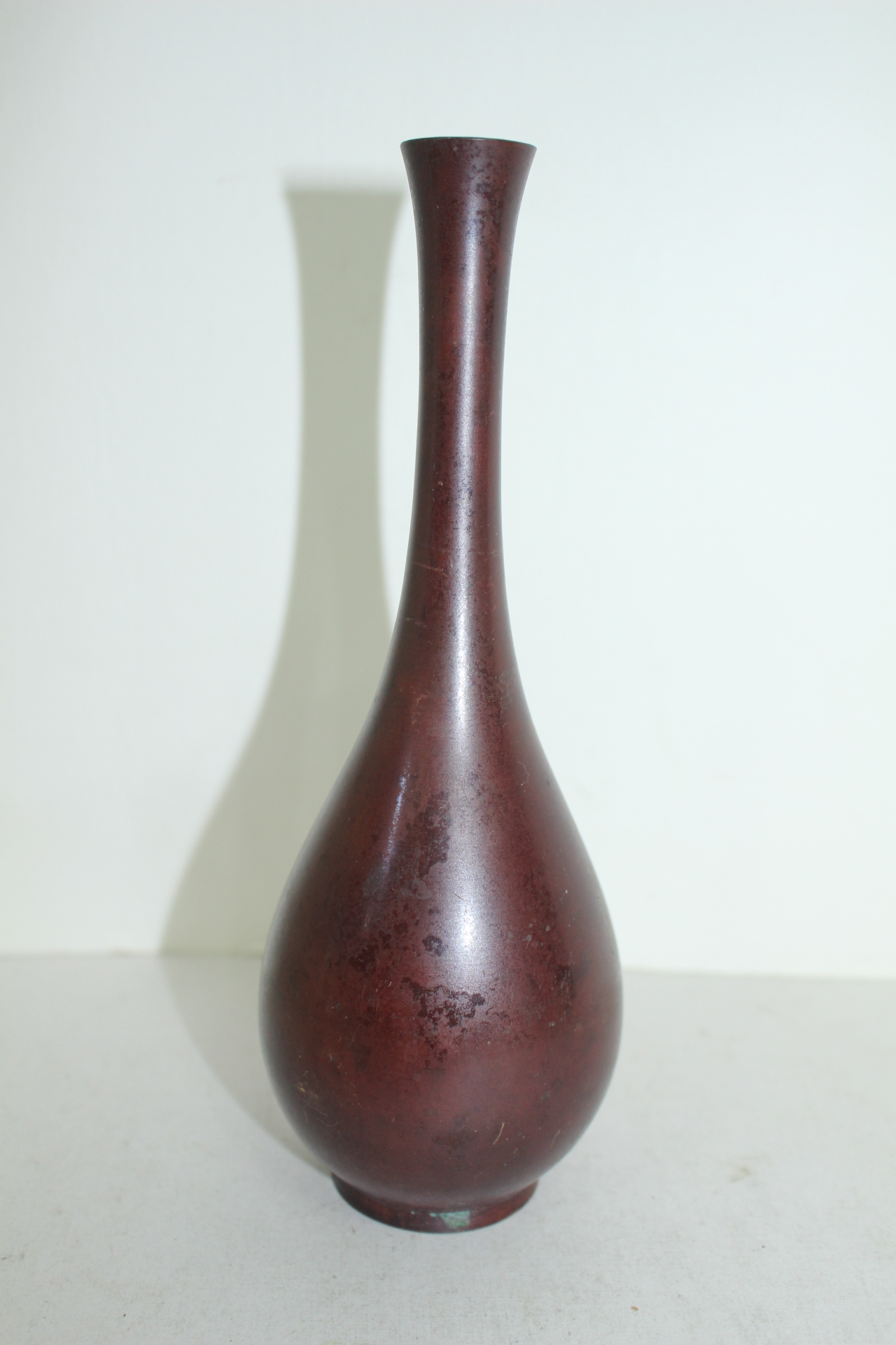 청동으로된 한송이 화병