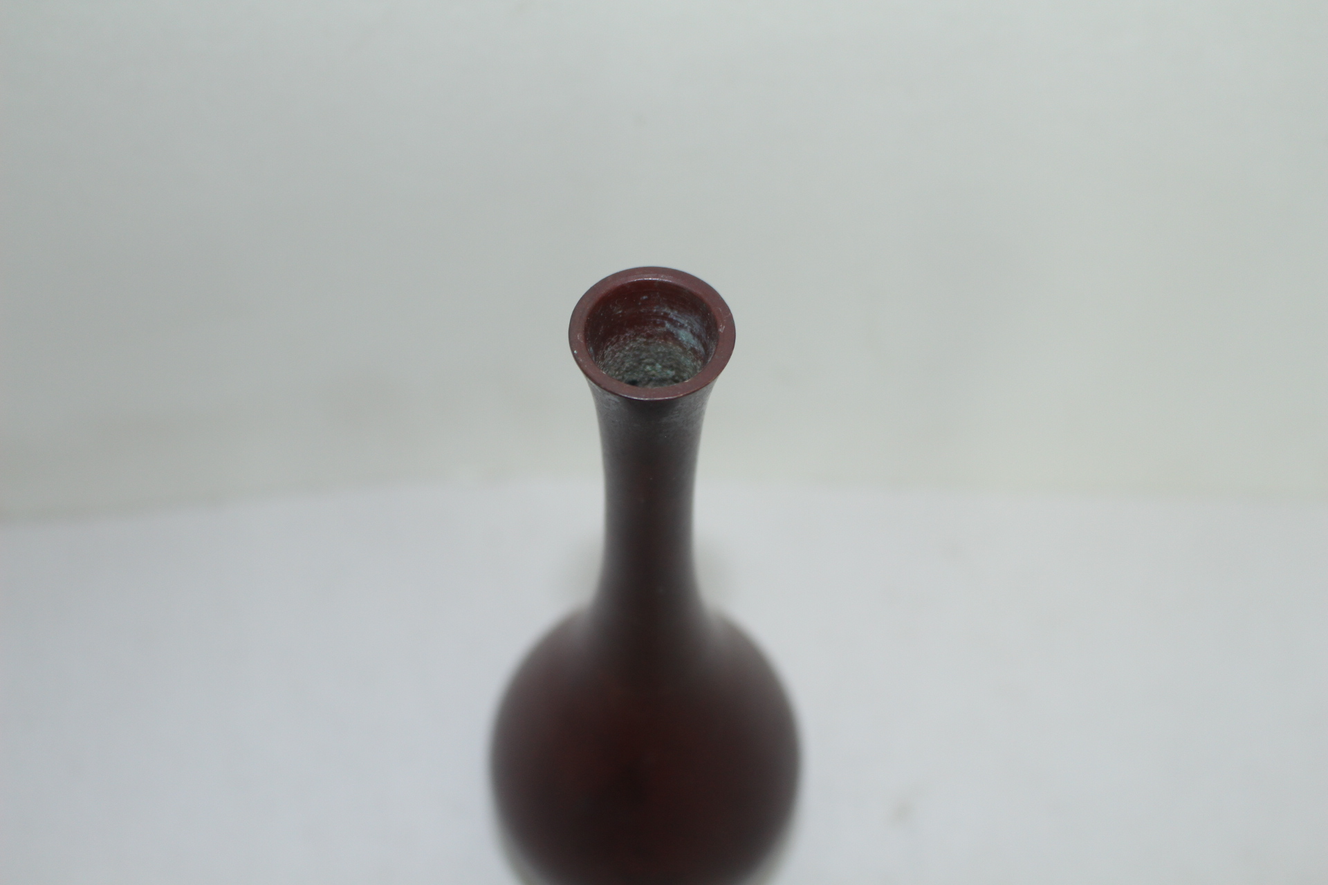 청동으로된 한송이 화병