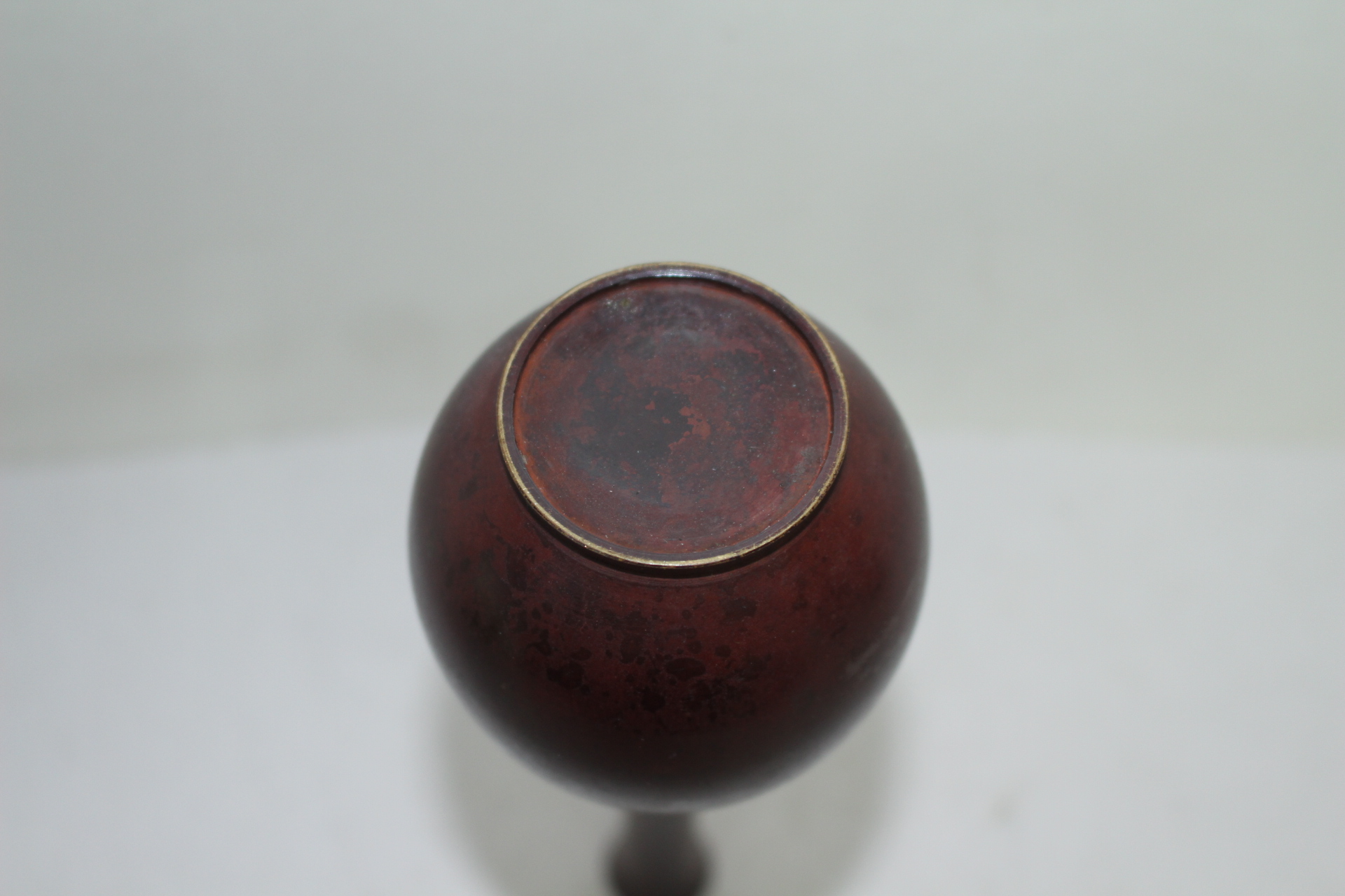 청동으로된 한송이 화병