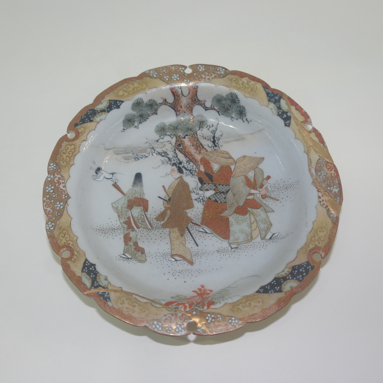 고구다니(古九谷) 진사백자 금채 노송인물문 화형완