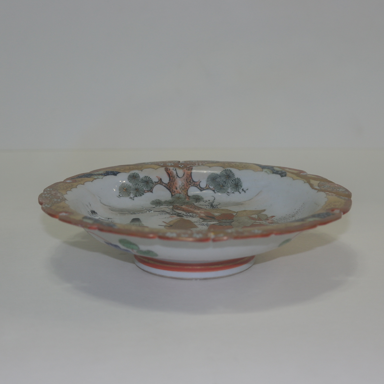 고구다니(古九谷) 진사백자 금채 노송인물문 화형완