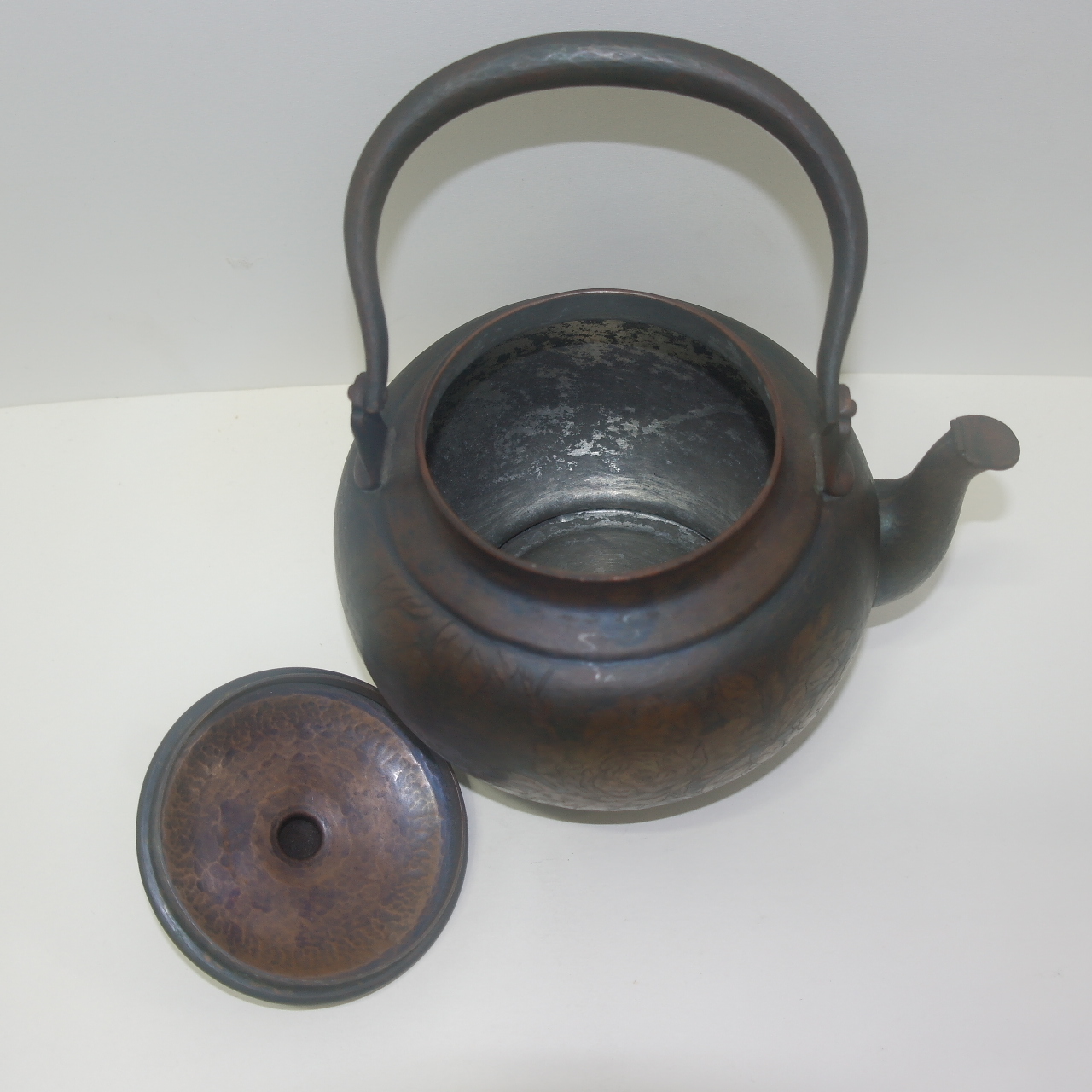 연대가좋은 골동 화문이 조각된 동 주자