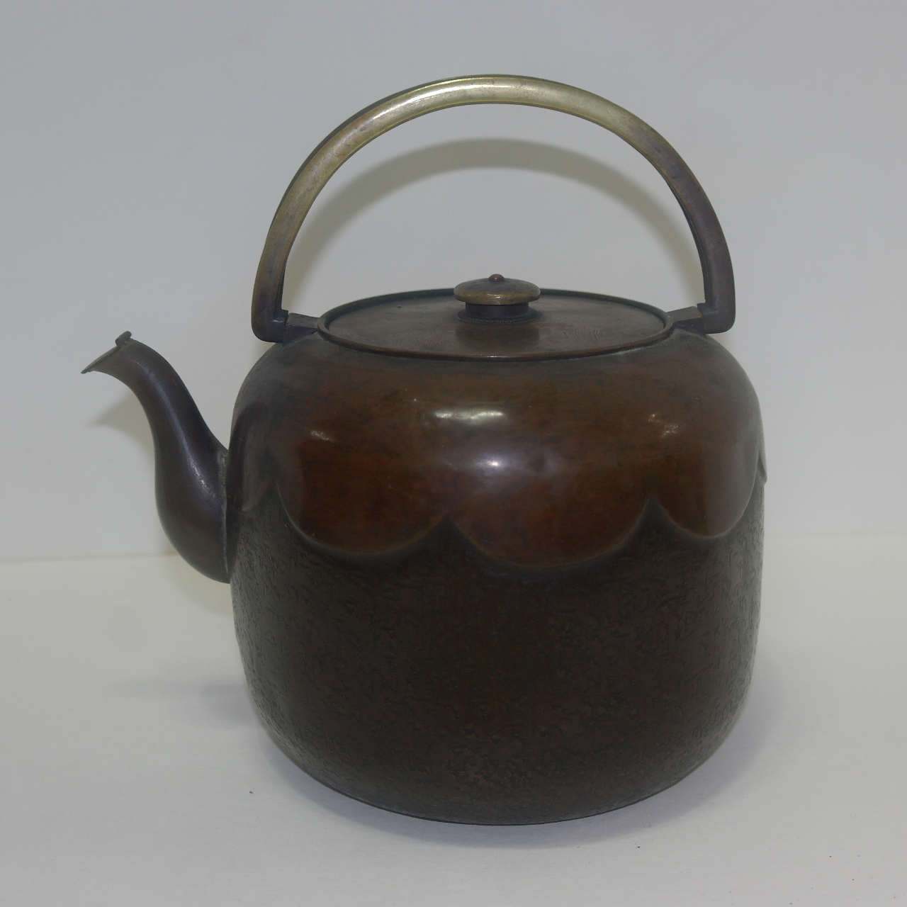 연대가좋은 동으로된 양각화문 주자