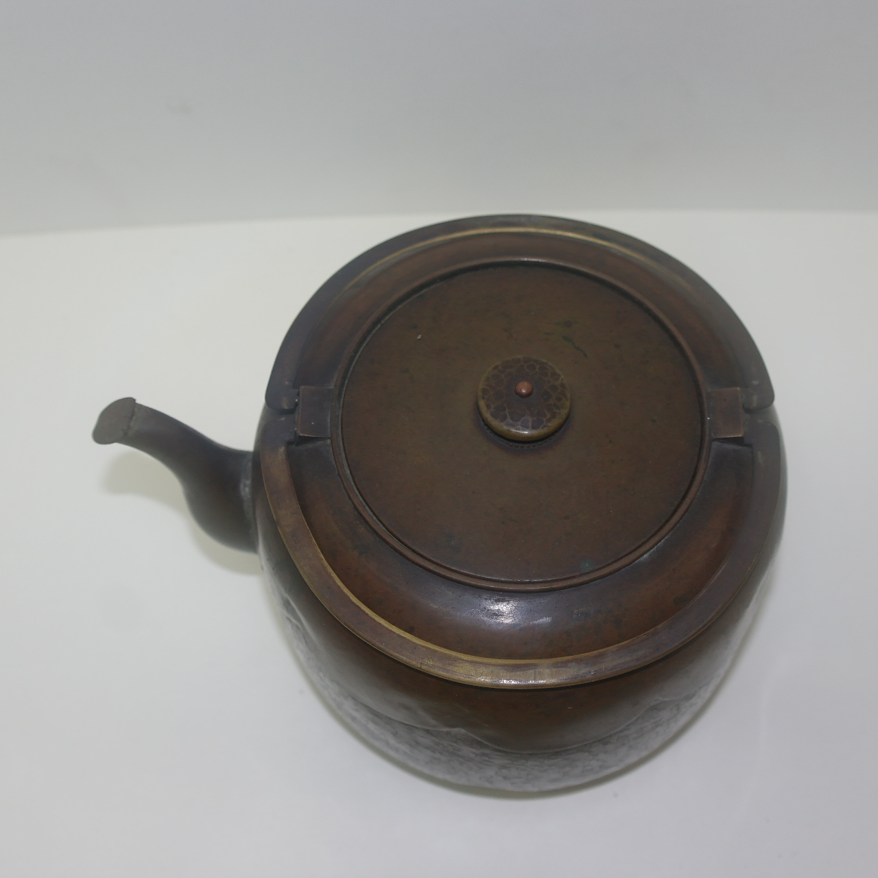 연대가좋은 동으로된 양각화문 주자