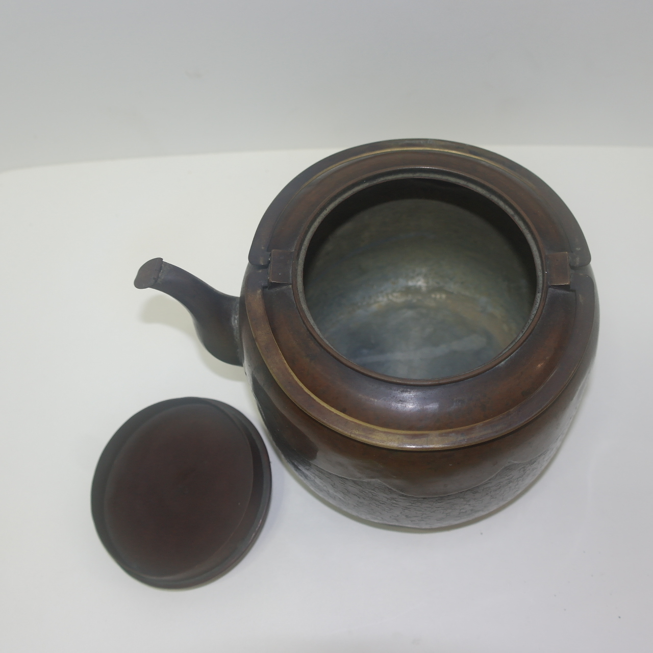 연대가좋은 동으로된 양각화문 주자