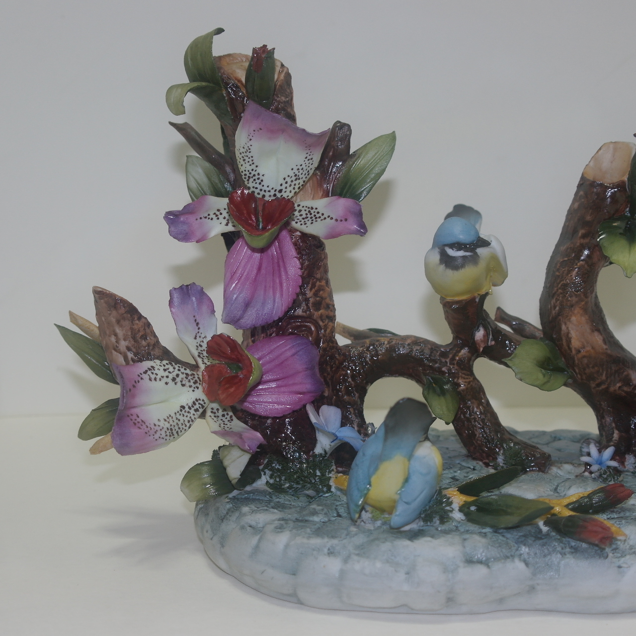 나무와 새가 조각된 도자기 조각상