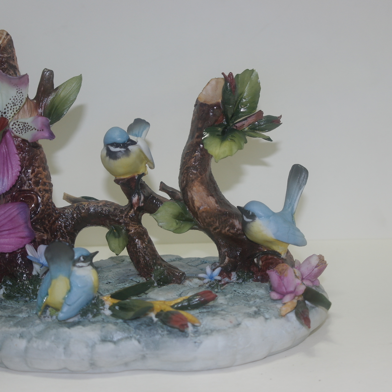 나무와 새가 조각된 도자기 조각상