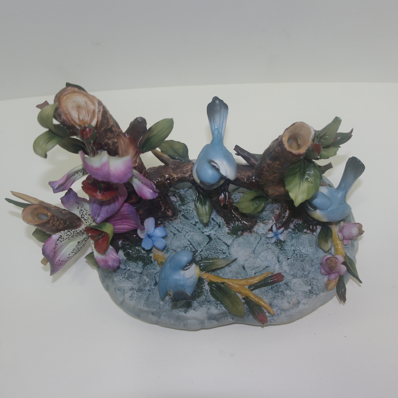 나무와 새가 조각된 도자기 조각상