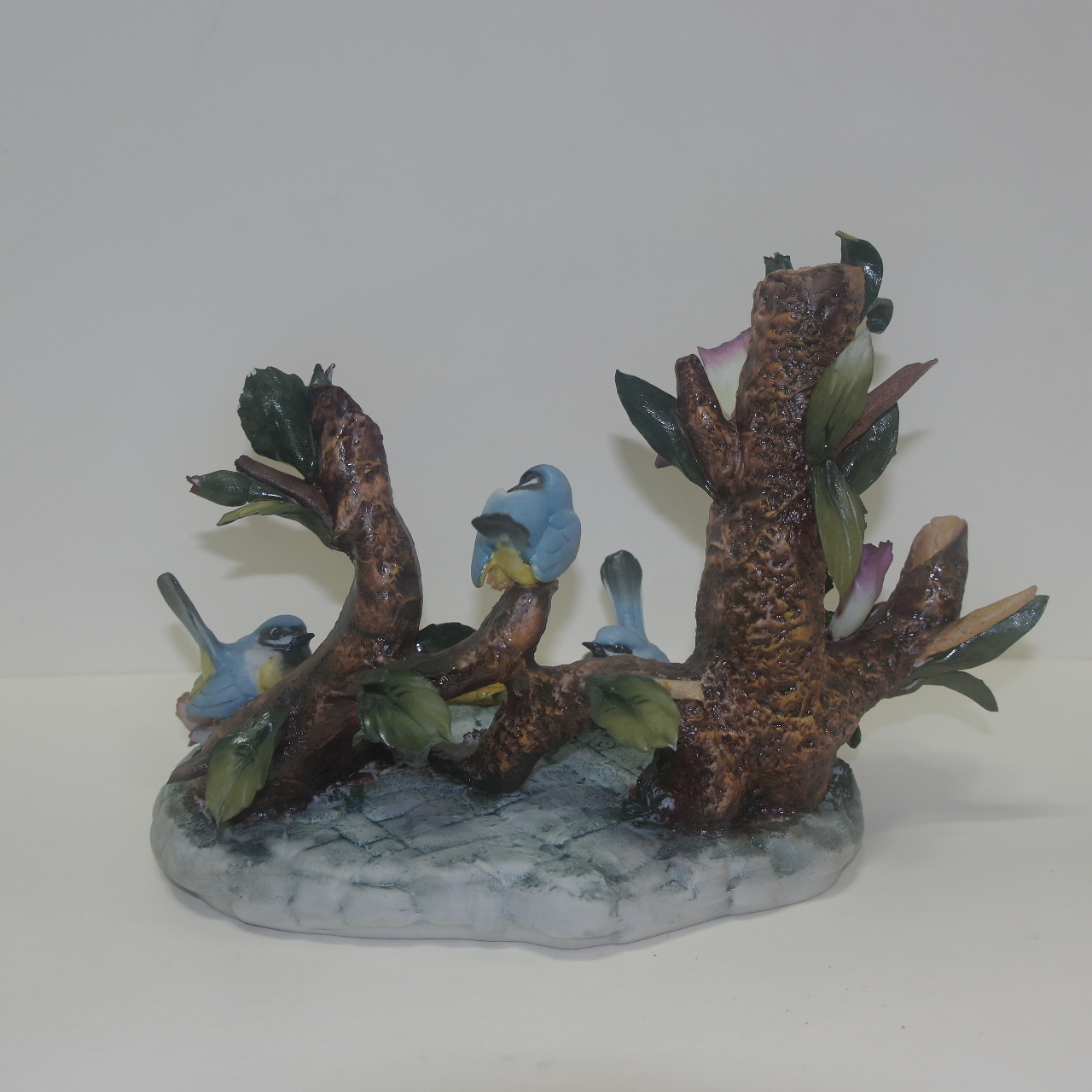 나무와 새가 조각된 도자기 조각상