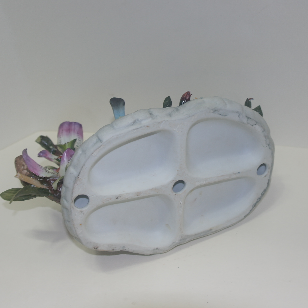 나무와 새가 조각된 도자기 조각상