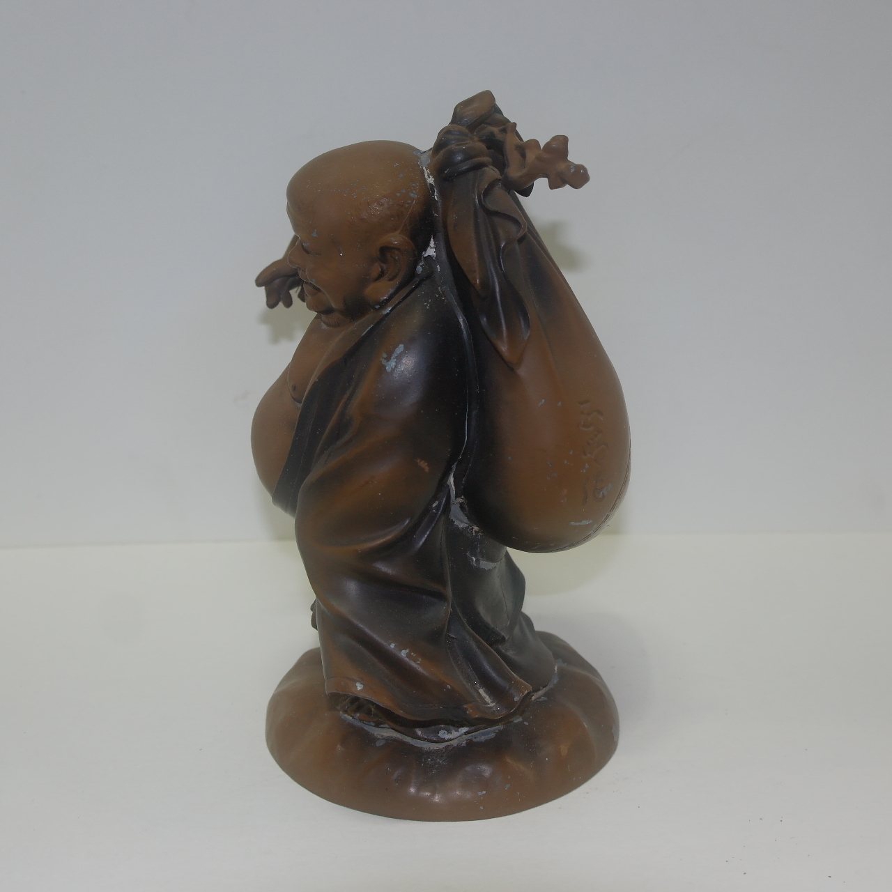 금속재질로된 포대화상 조각상