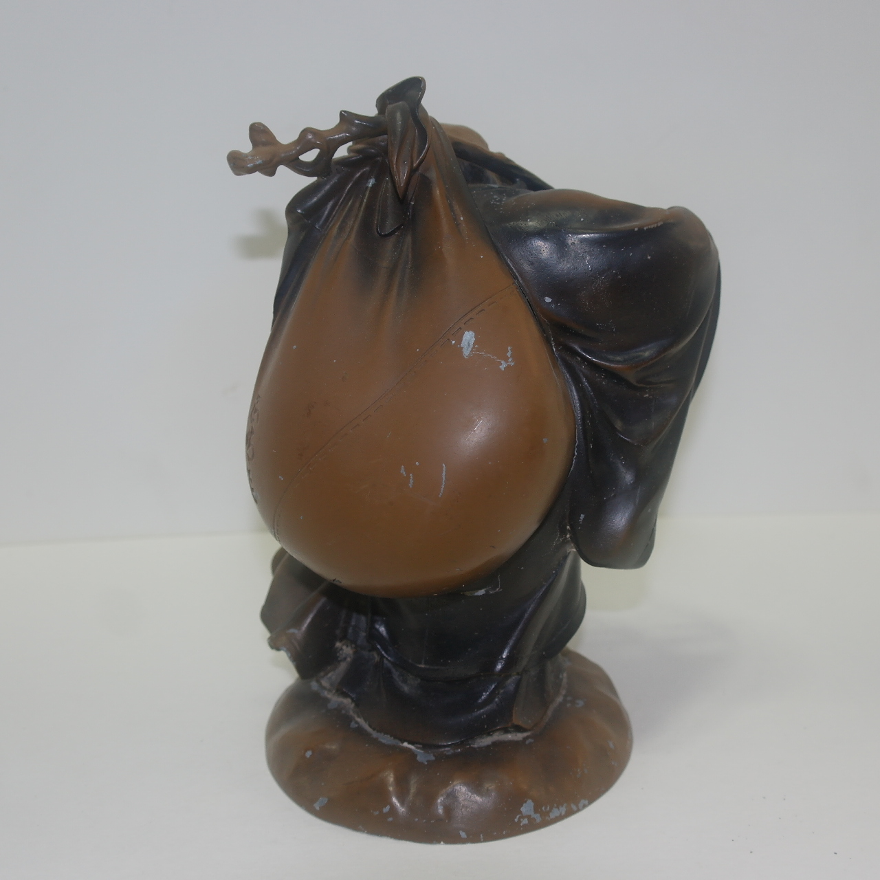 금속재질로된 포대화상 조각상