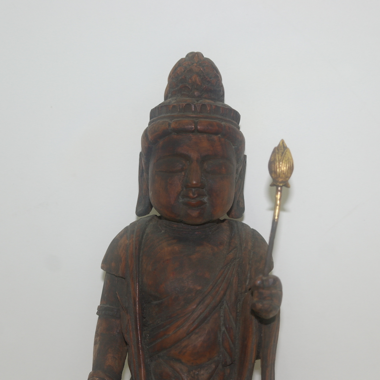 100년이상된 나무를 통으로 조각한 불상