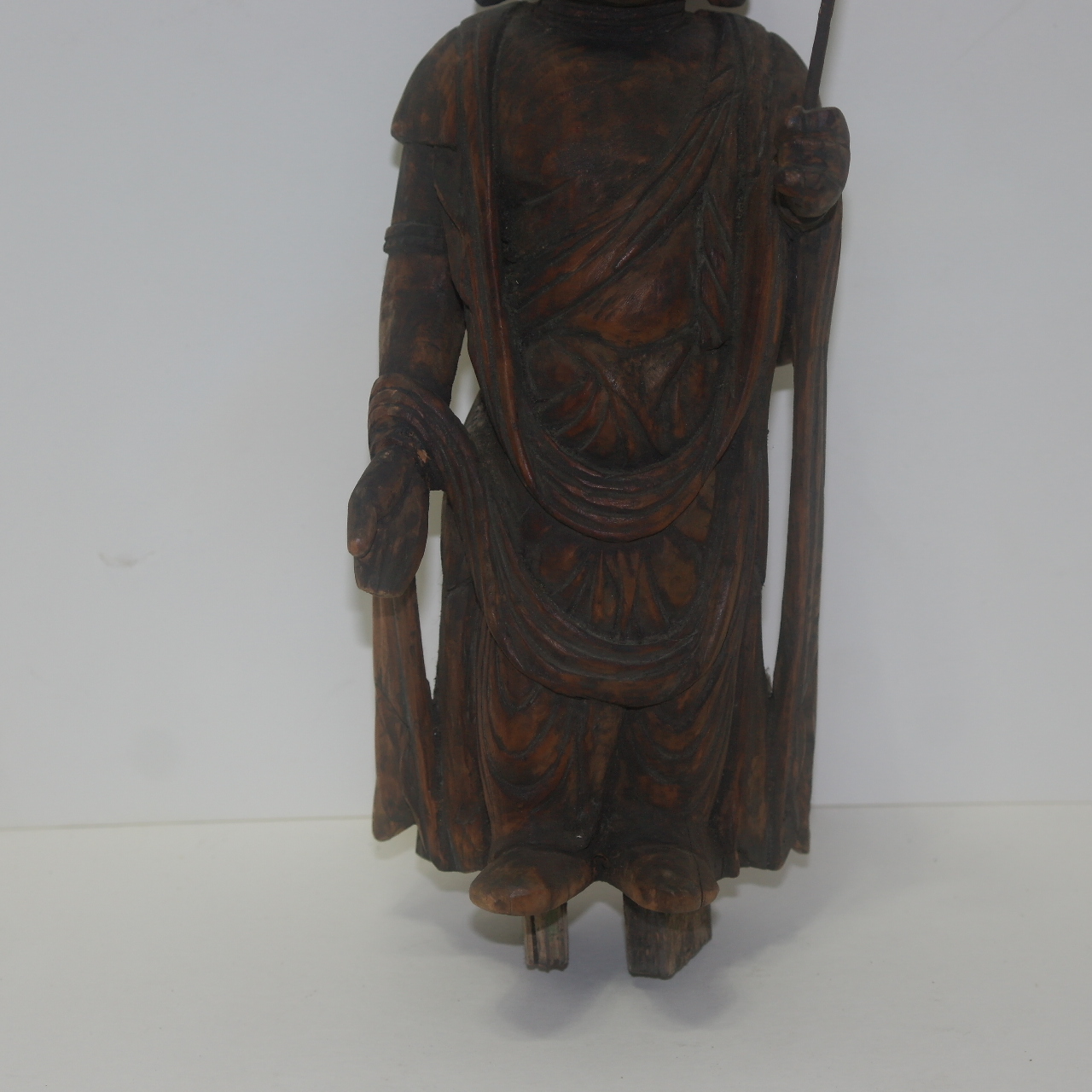 100년이상된 나무를 통으로 조각한 불상