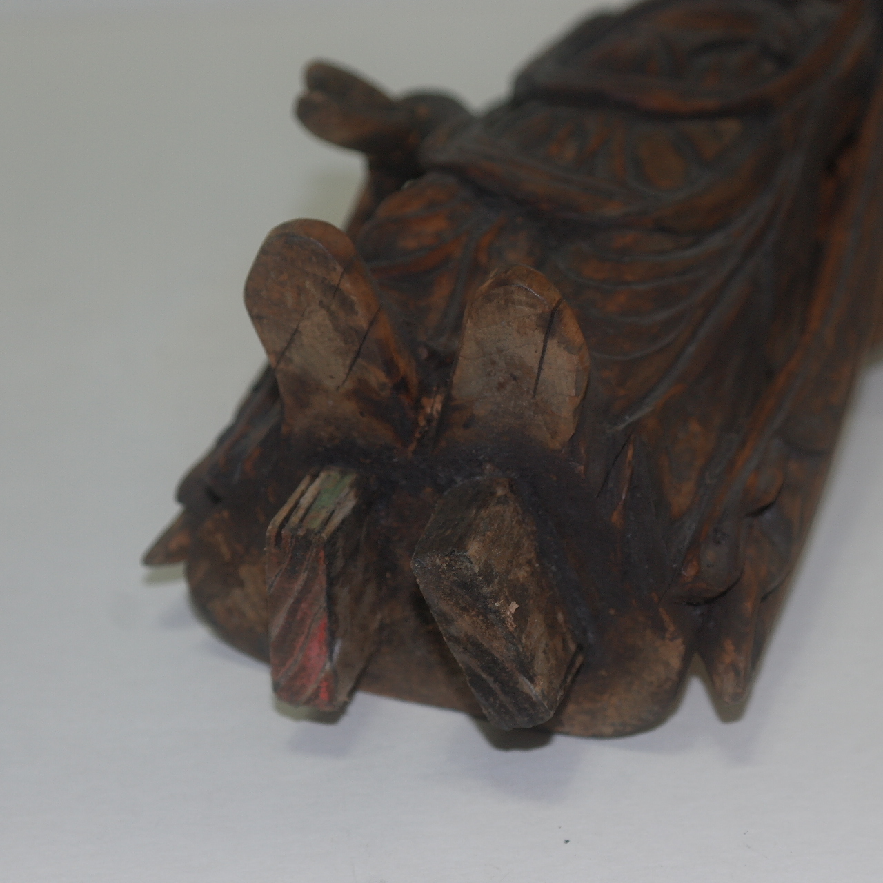 100년이상된 나무를 통으로 조각한 불상