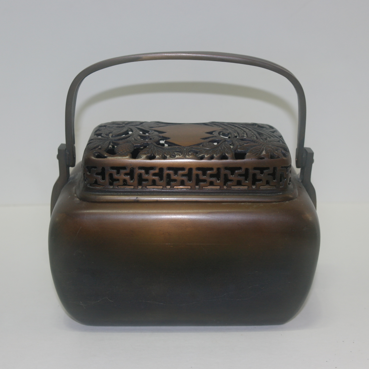 묵직한 청동으로된 투각화문 향로