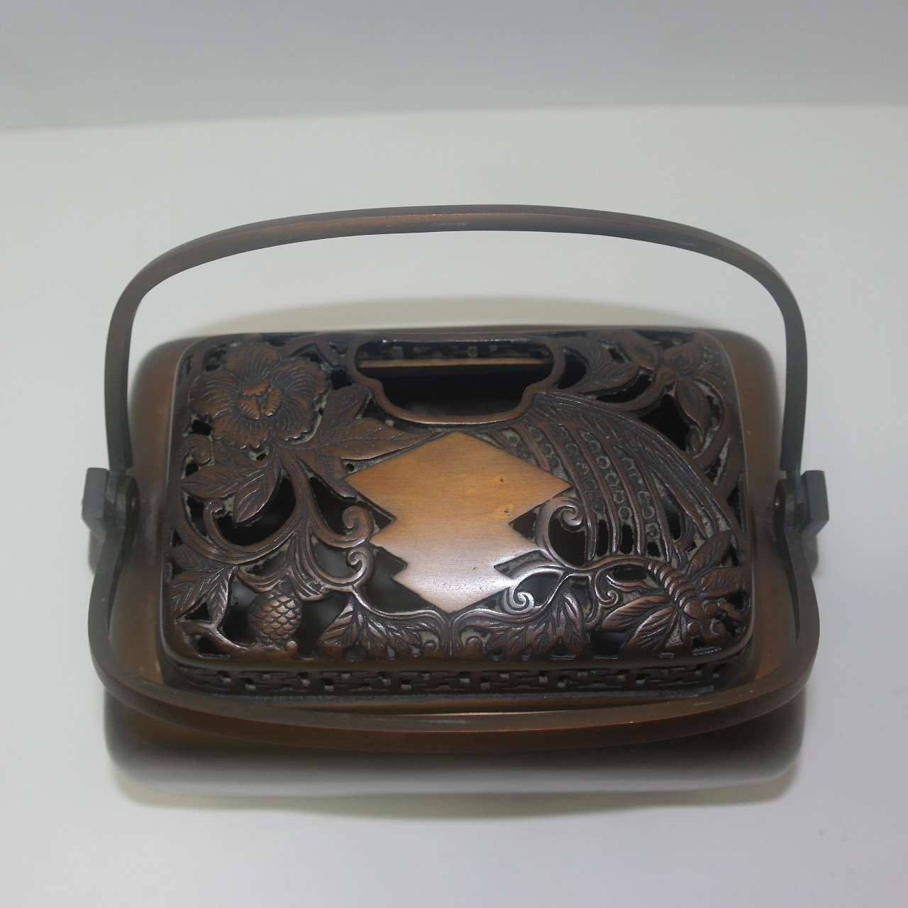 묵직한 청동으로된 투각화문 향로