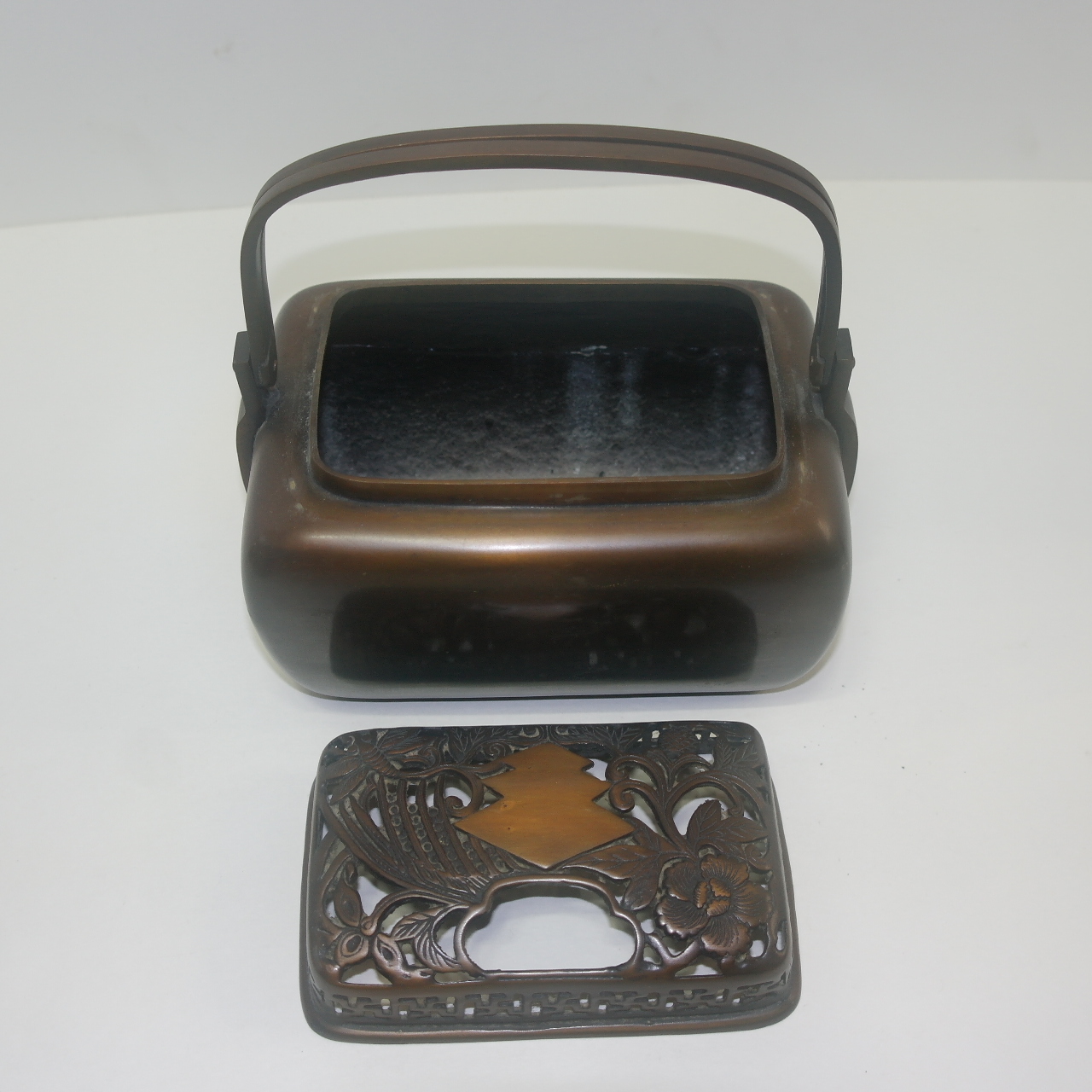 묵직한 청동으로된 투각화문 향로