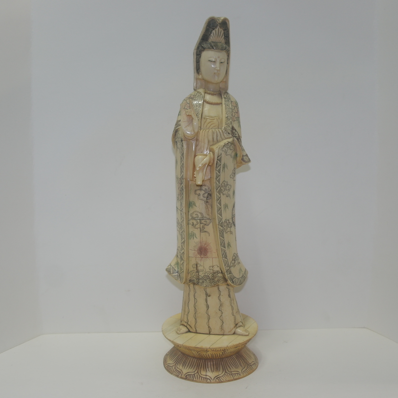 우각재질로된 관음불 입상