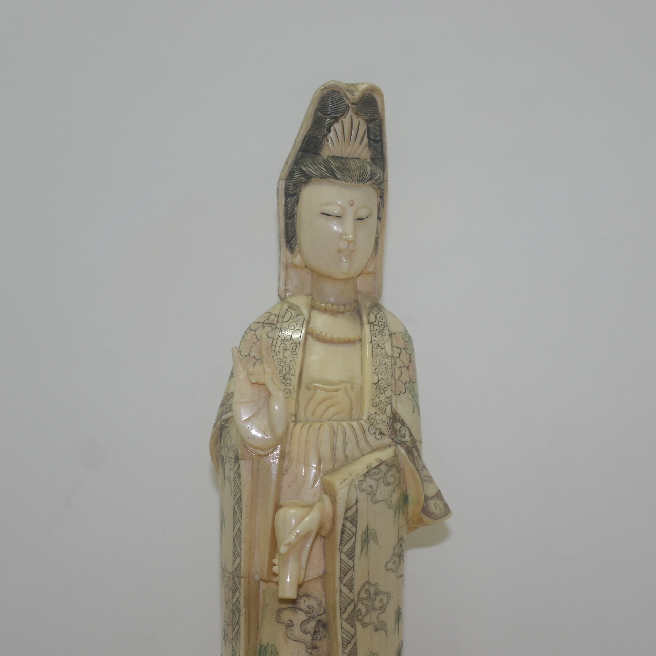 우각재질로된 관음불 입상