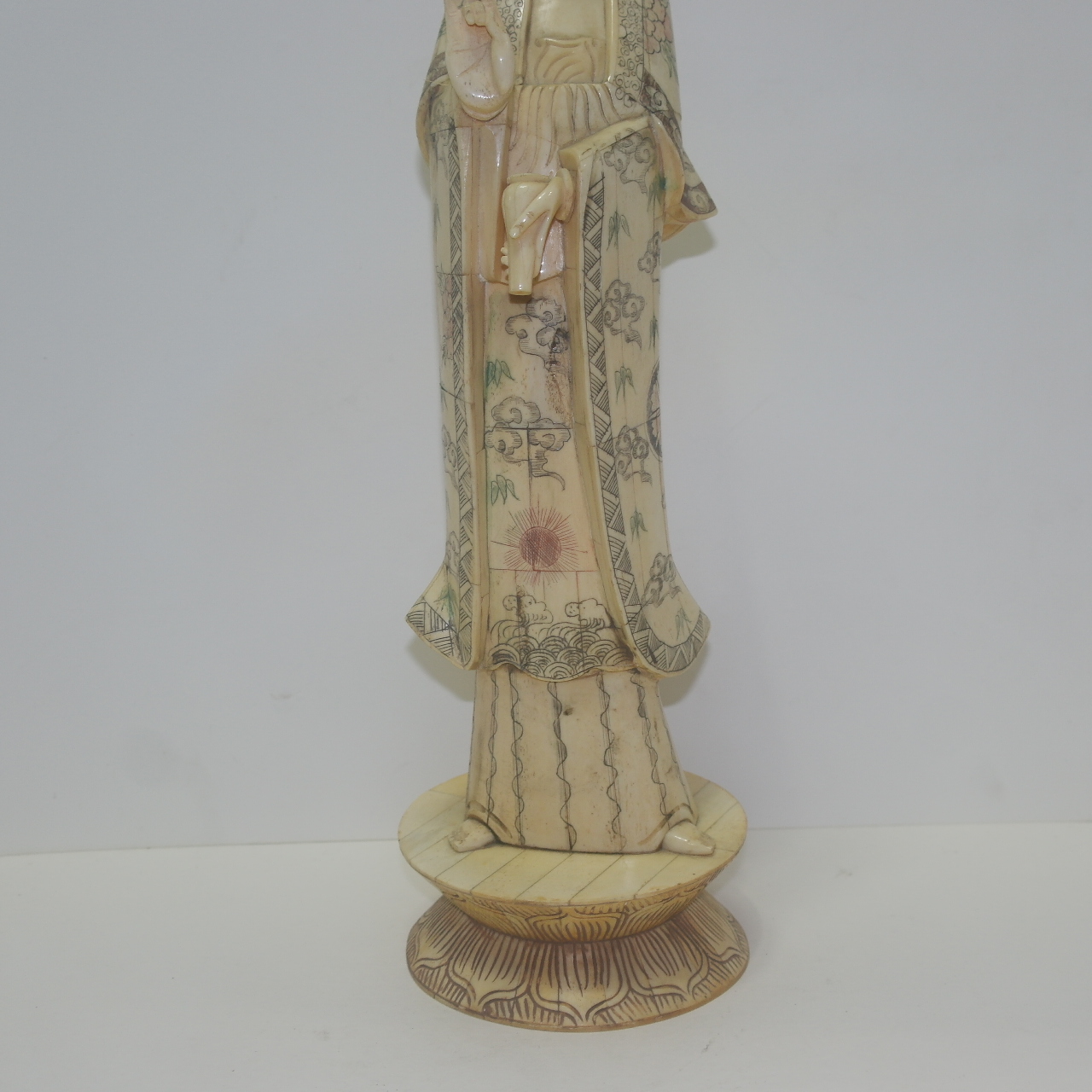 우각재질로된 관음불 입상