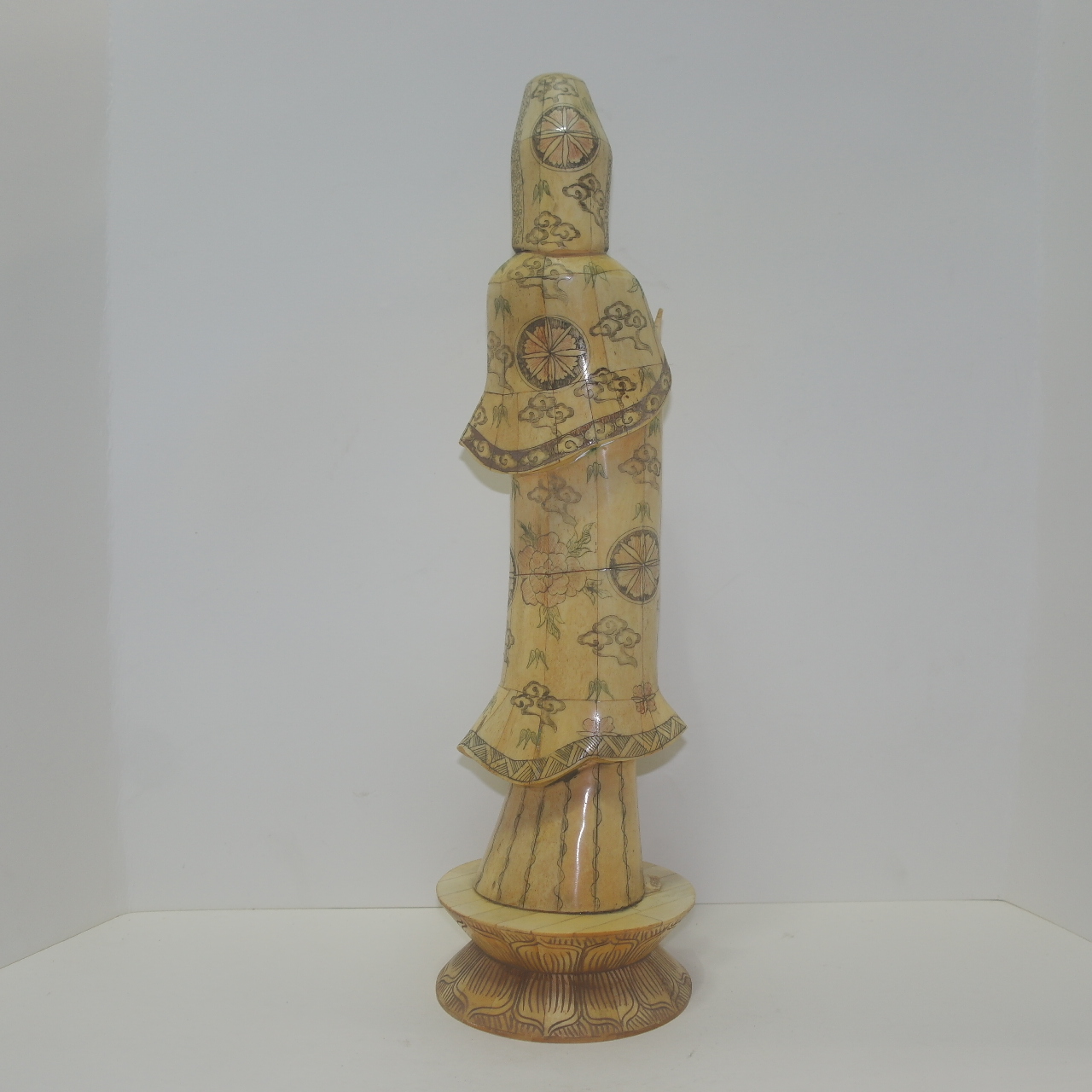 우각재질로된 관음불 입상