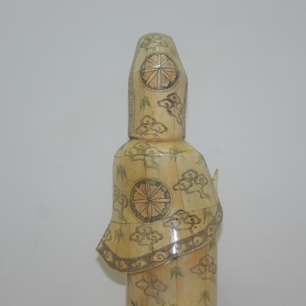 우각재질로된 관음불 입상