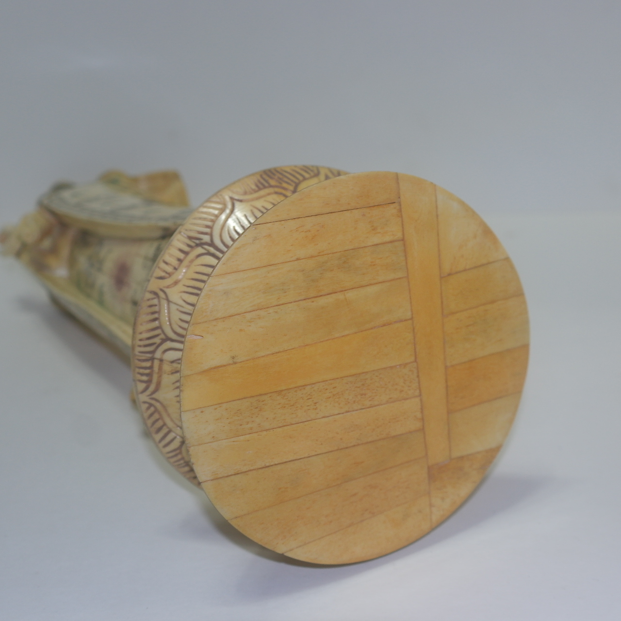 우각재질로된 관음불 입상