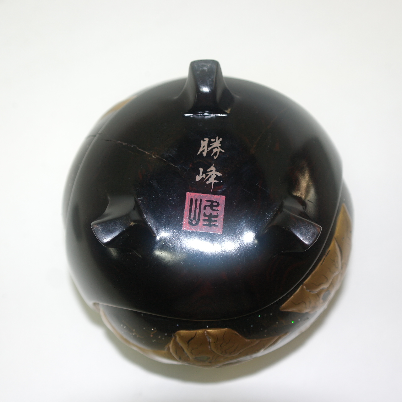 장미목나무에 금채산수문이 조각된 삼족향로