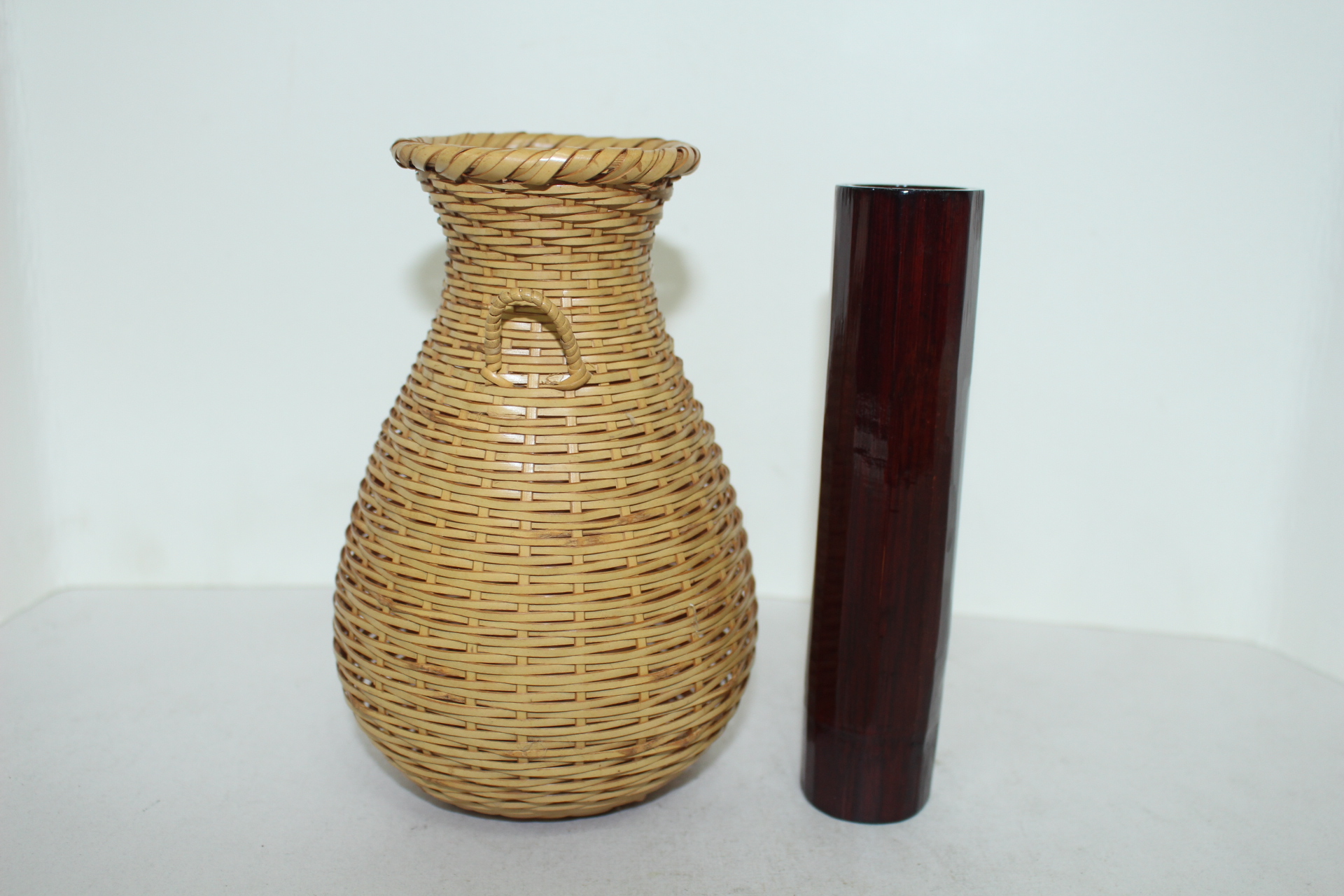 대나무로된 정교한 화병