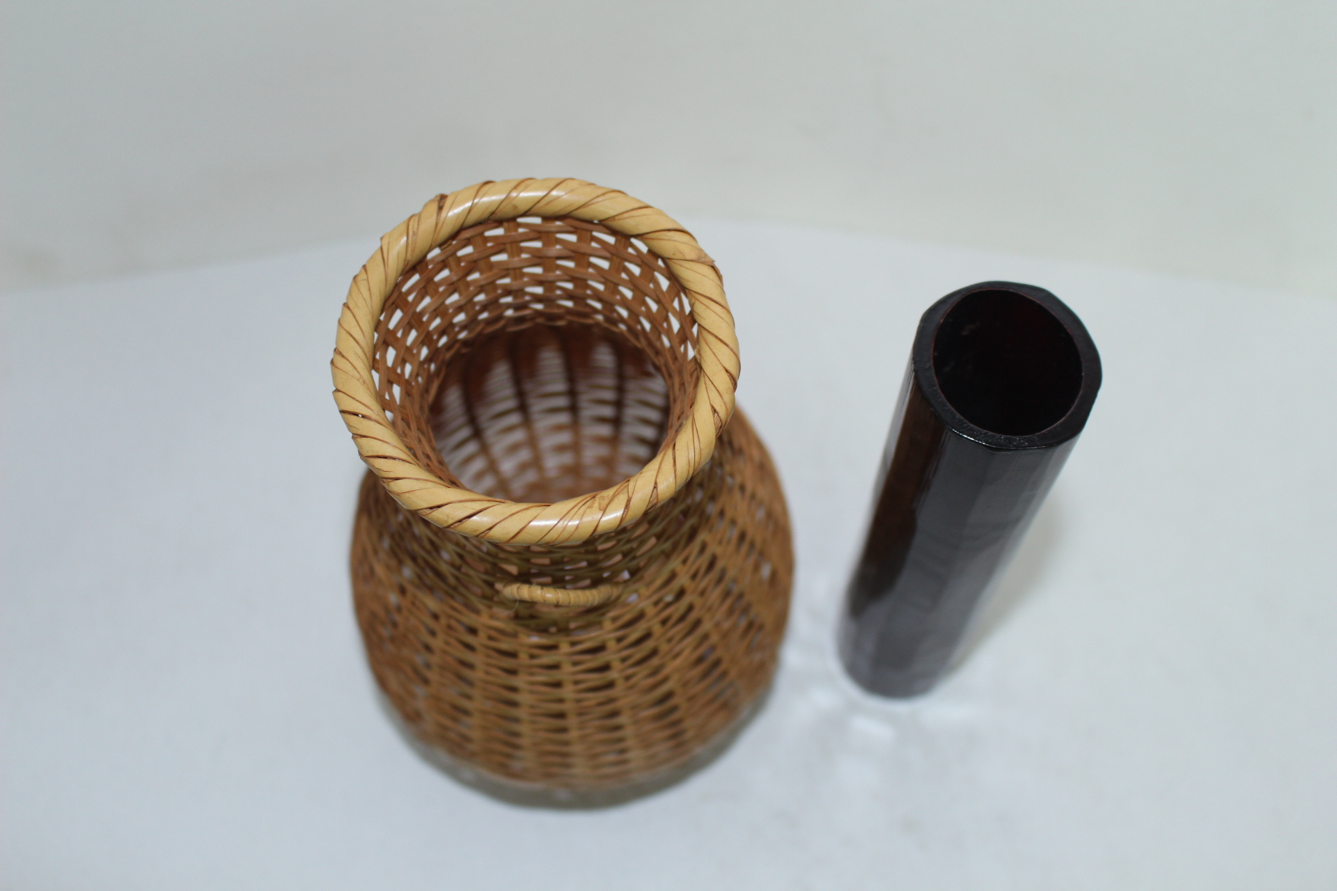 대나무로된 정교한 화병