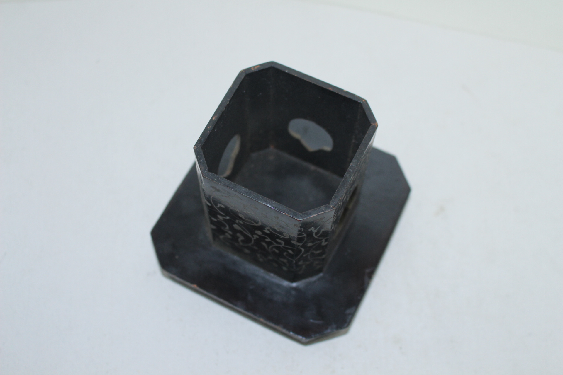 연대가좋은 나무에 금채화문된 사각화대