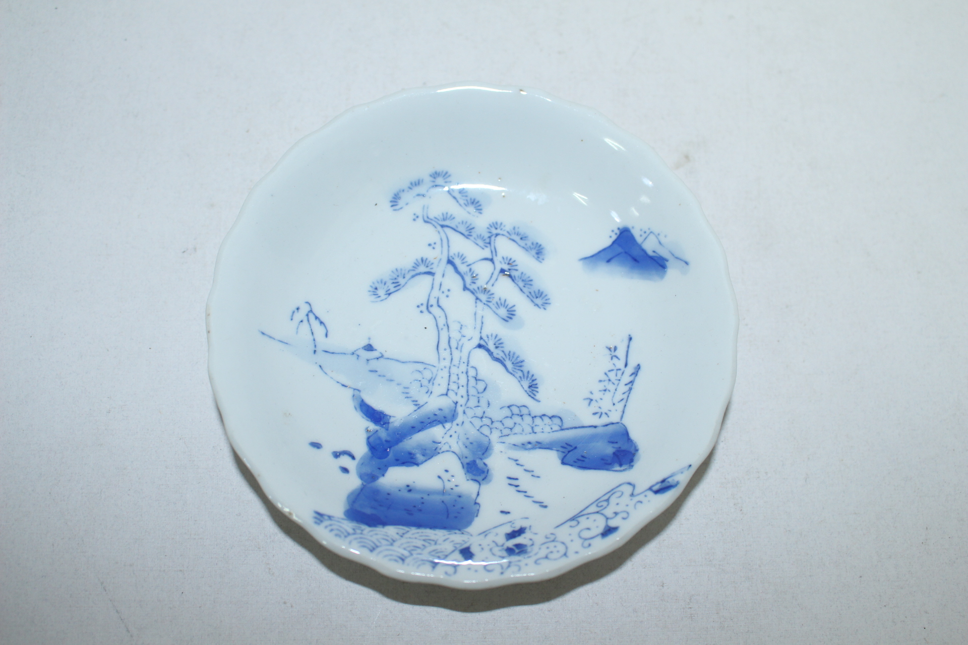 연대가좋은 고이마리 청화백자 노송산수문 화형완