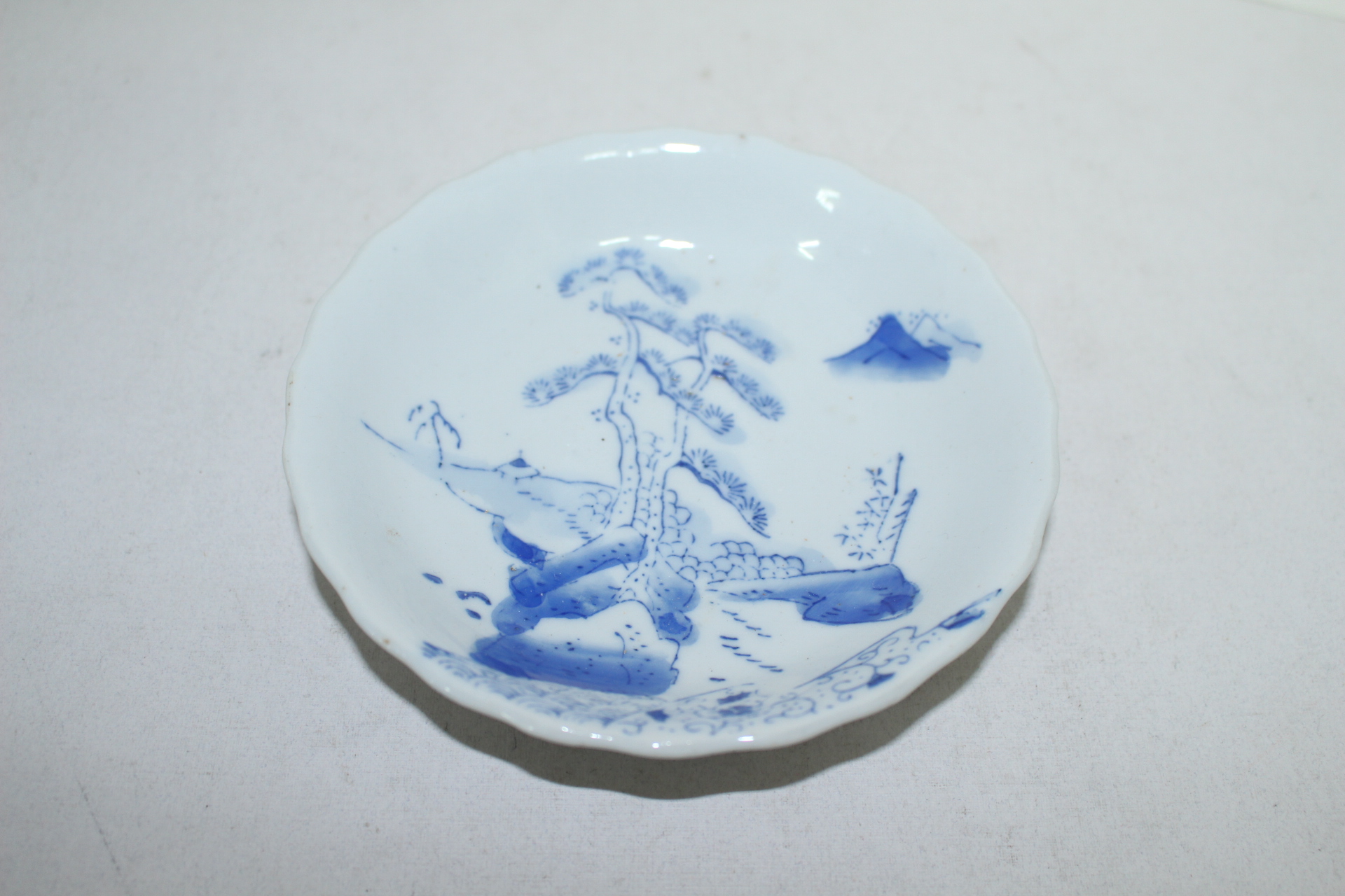 연대가좋은 고이마리 청화백자 노송산수문 화형완