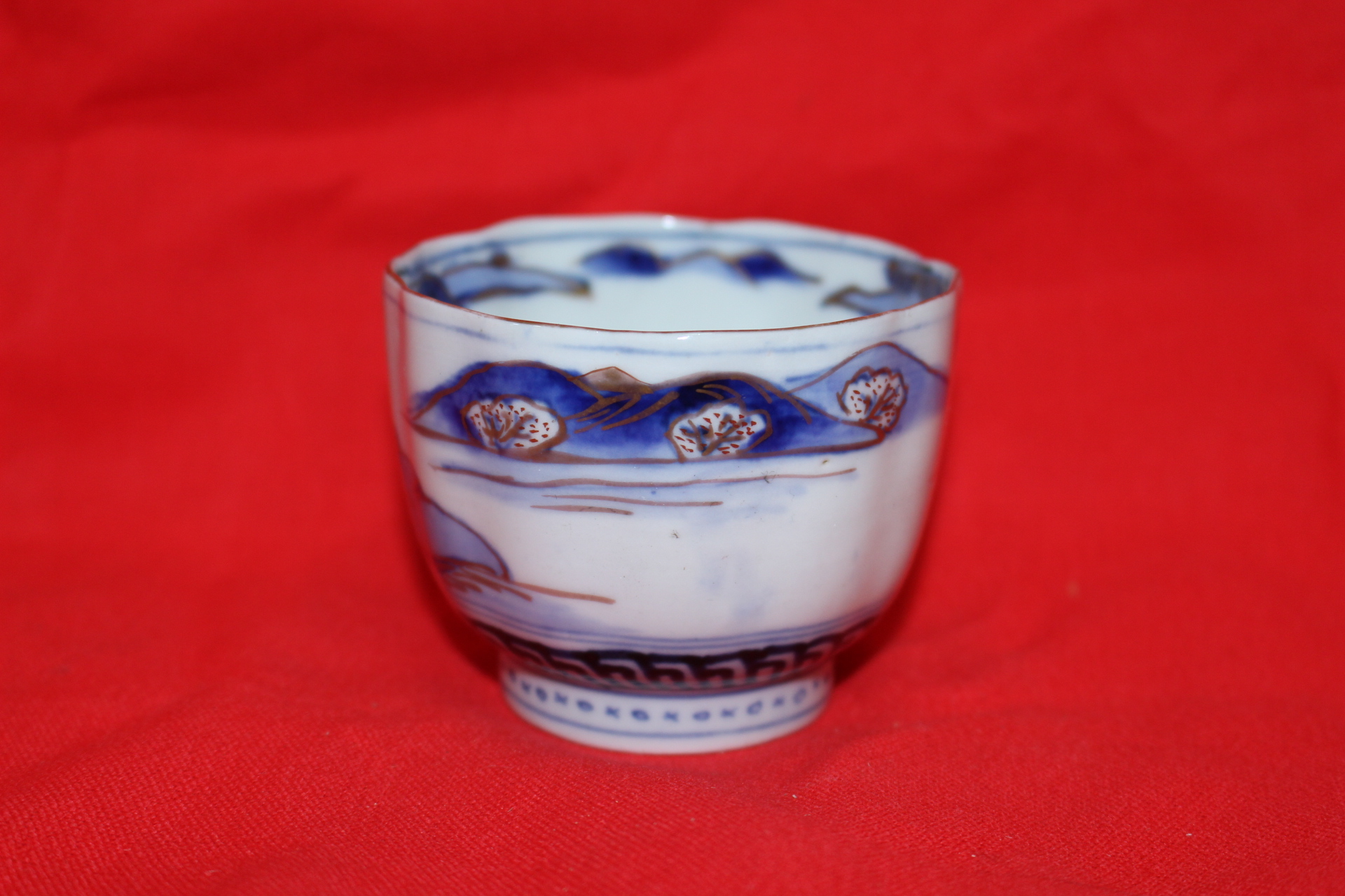 150년이상된 고이마리 청화백자금채산수문 화형잔
