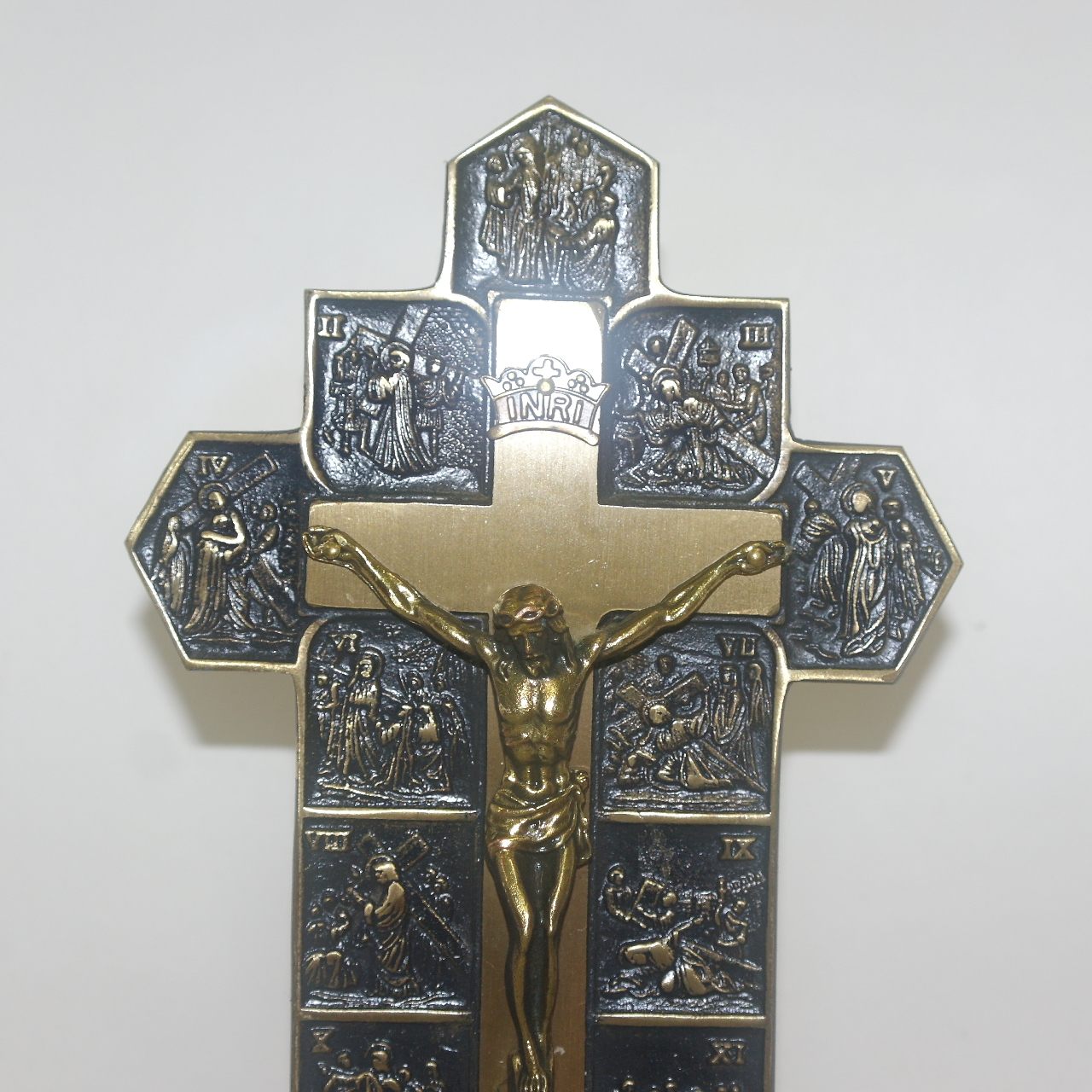 청동으로된 천주교 십자가 조각상