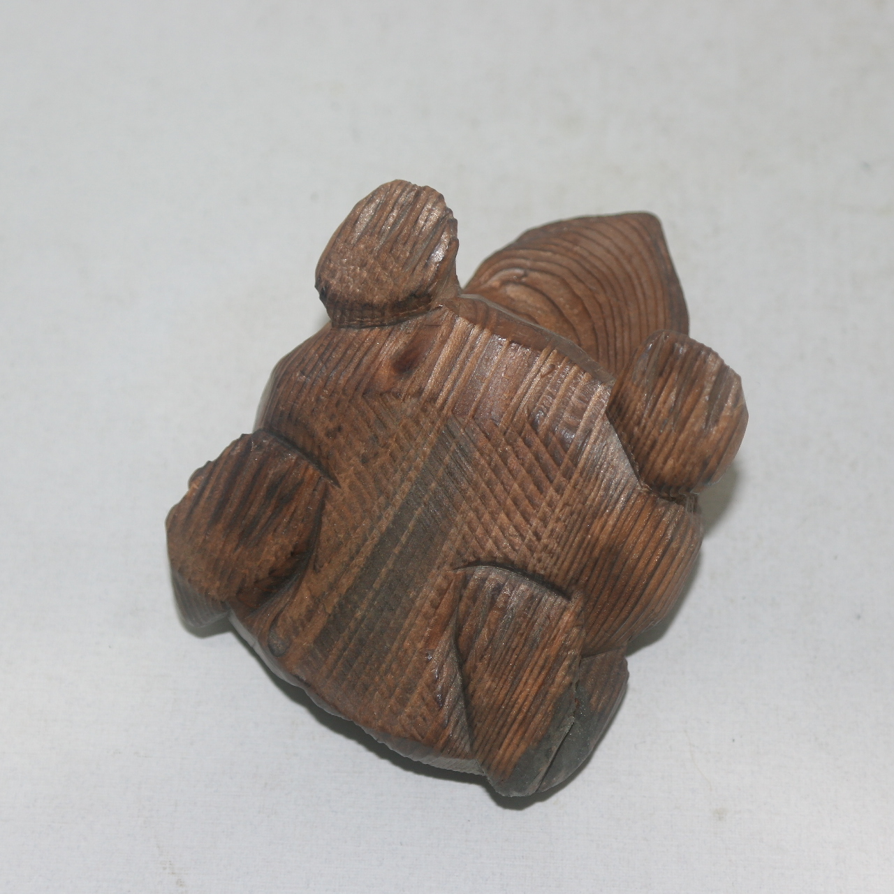 나무로된 두꺼비 조각상