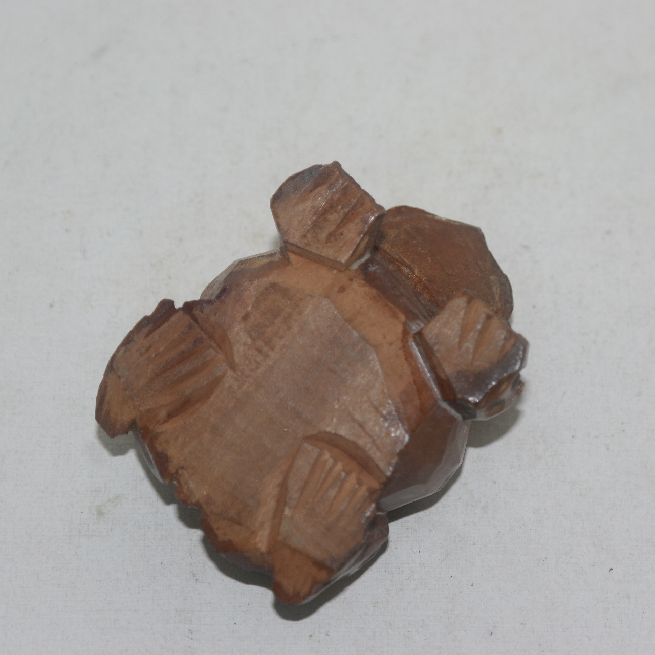 원목나무로된 두꺼비 조각상