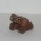 원목나무로된 두꺼비 조각상