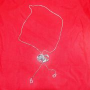 진주가 장식된 매듭 목걸이