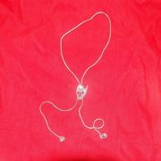 진주가 장식된 매듭 목걸이