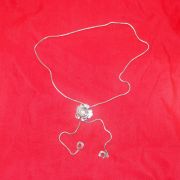 진주가 장식된 매듭 목걸이