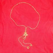 진주가 장식된 매듭 목걸이