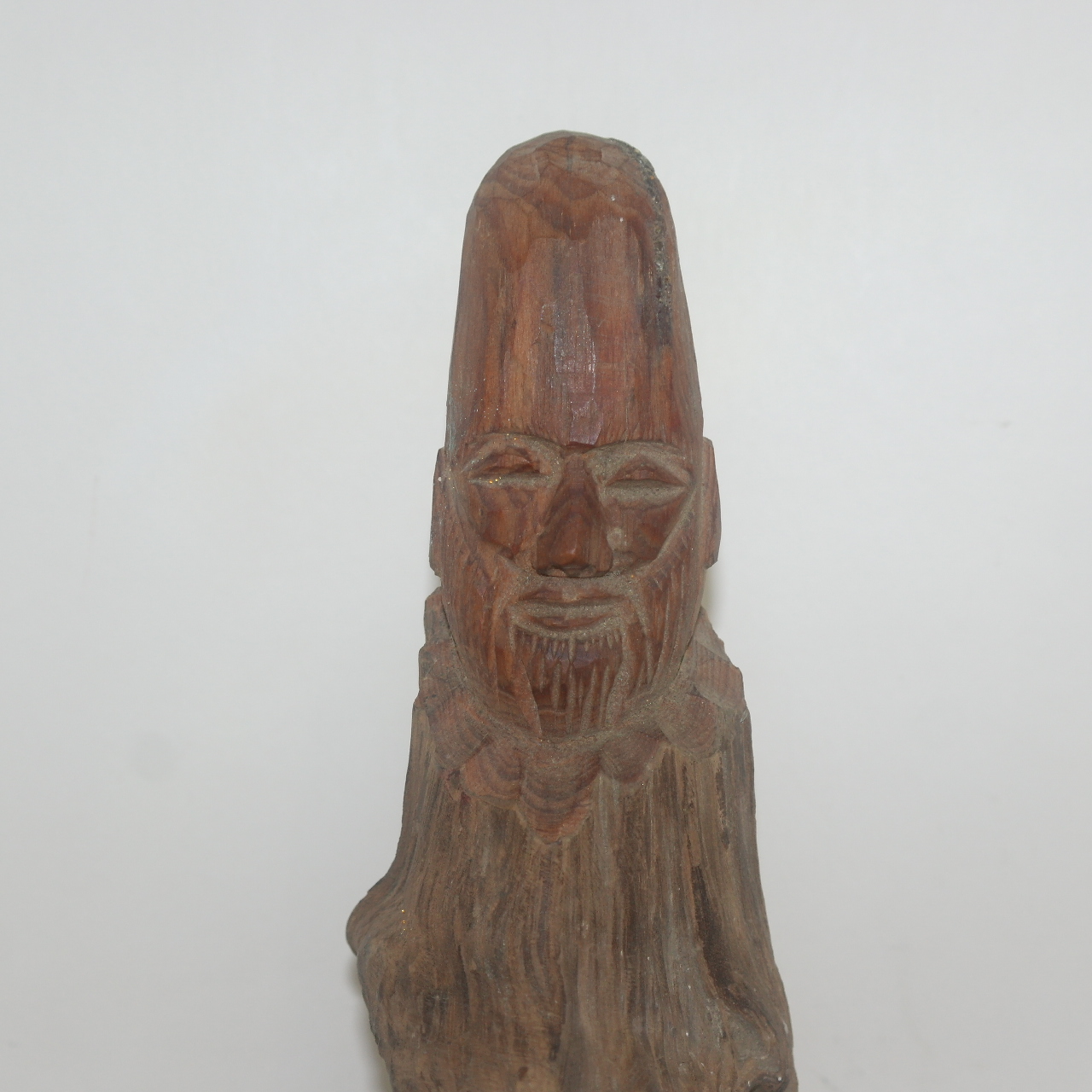 원목나무간솔부분에 조각된 민불조각상