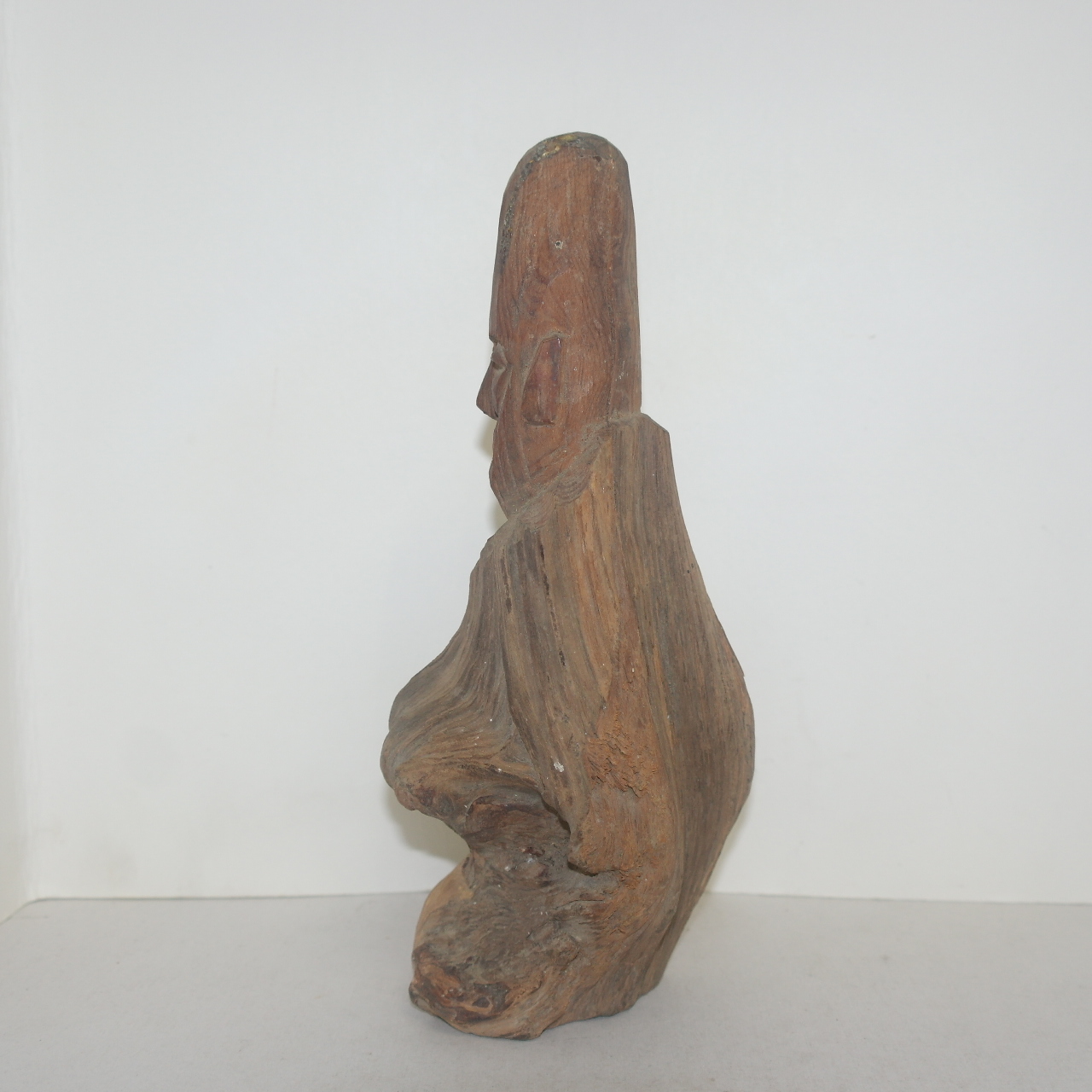 원목나무간솔부분에 조각된 민불조각상