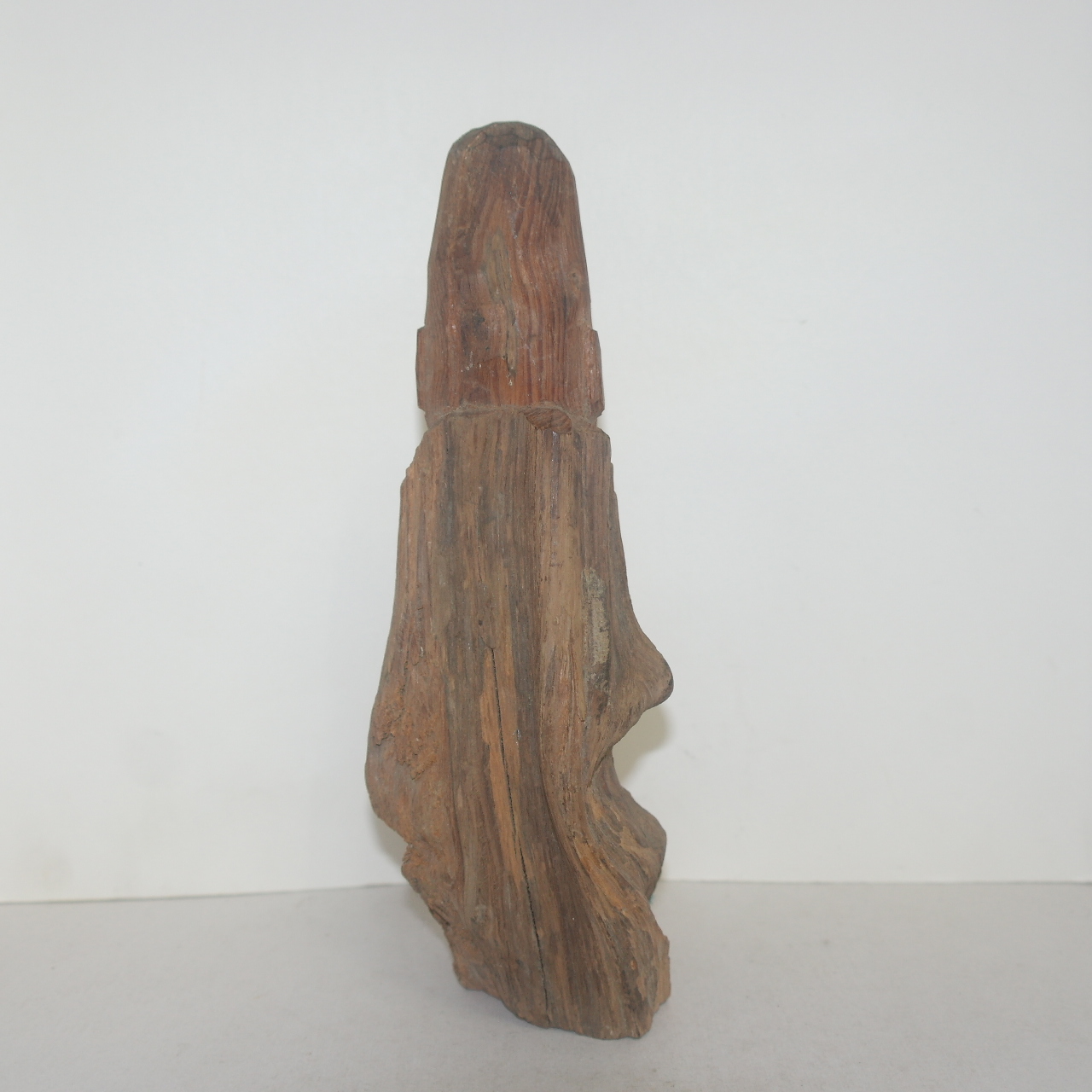 원목나무간솔부분에 조각된 민불조각상