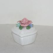 백자 꽃이양각조각된 합