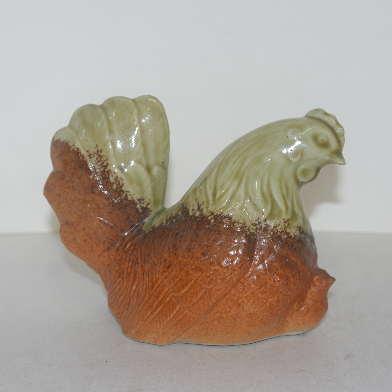 청자 닭 조각상