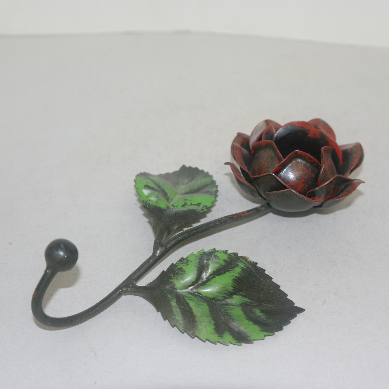 철로된 장미꽃모양 걸이