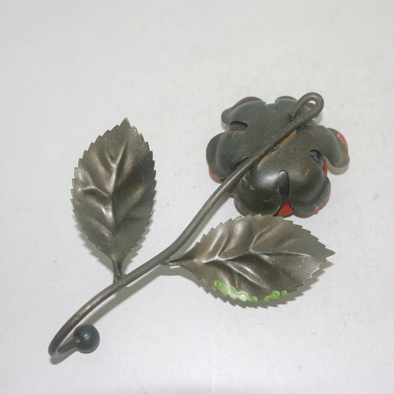 철로된 장미꽃모양 걸이